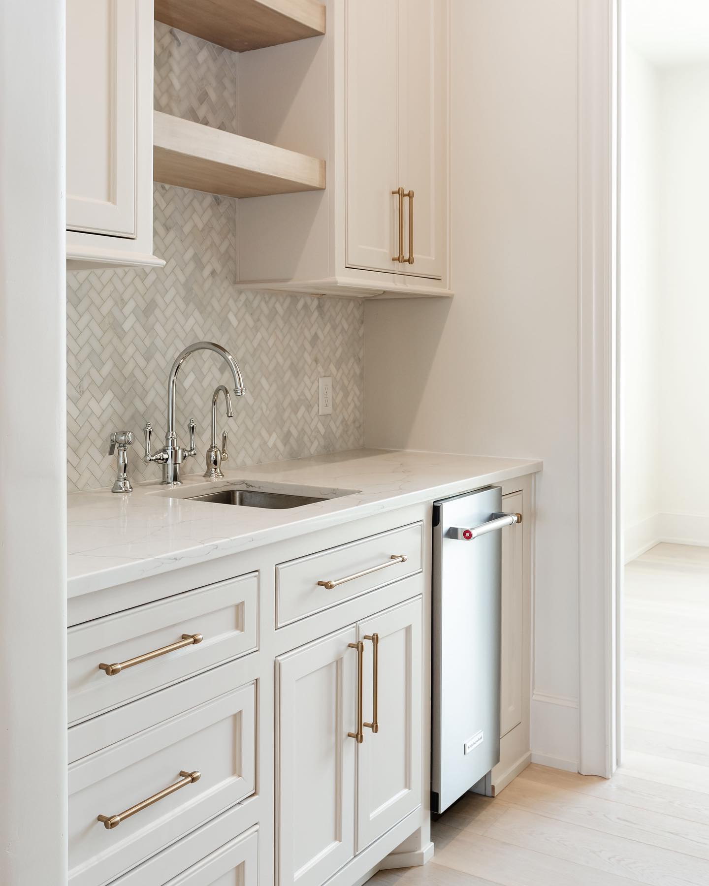 Arabescato Carrara Marble MSI Mosaic Tiles 12" X 13" Herringbone Pattern MSI - Zicana Boutique - 2