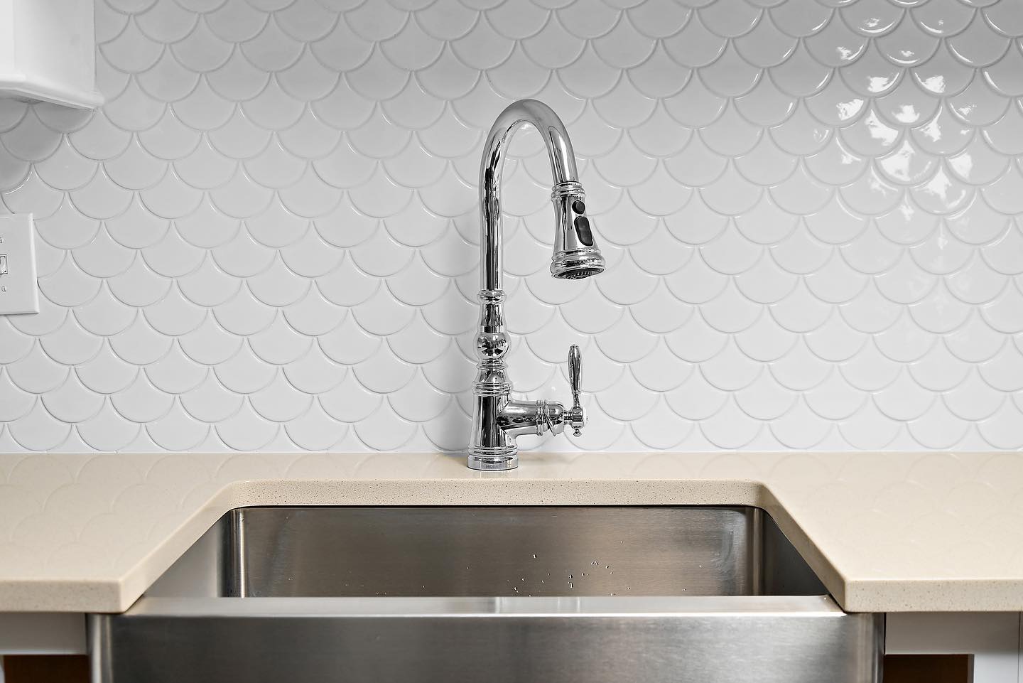 White Porcelain MSI Mosaic Tiles 10" X 13" Fish Scale Pattern MSI - Zicana Boutique - 4